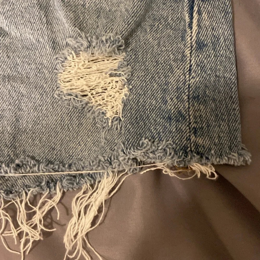 Madewell The Perfect Jean Short, light wash with fraying - Picture 3 of 6